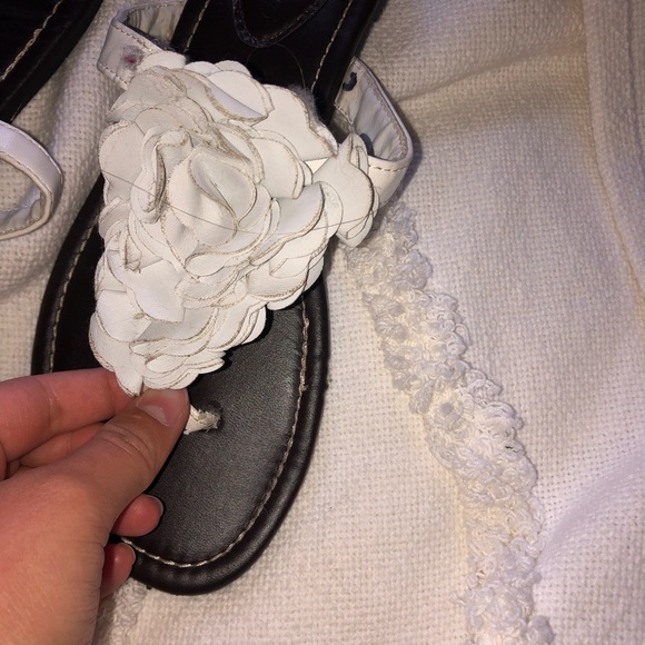 Size 7 white flower sandals - Picture 5 of 5